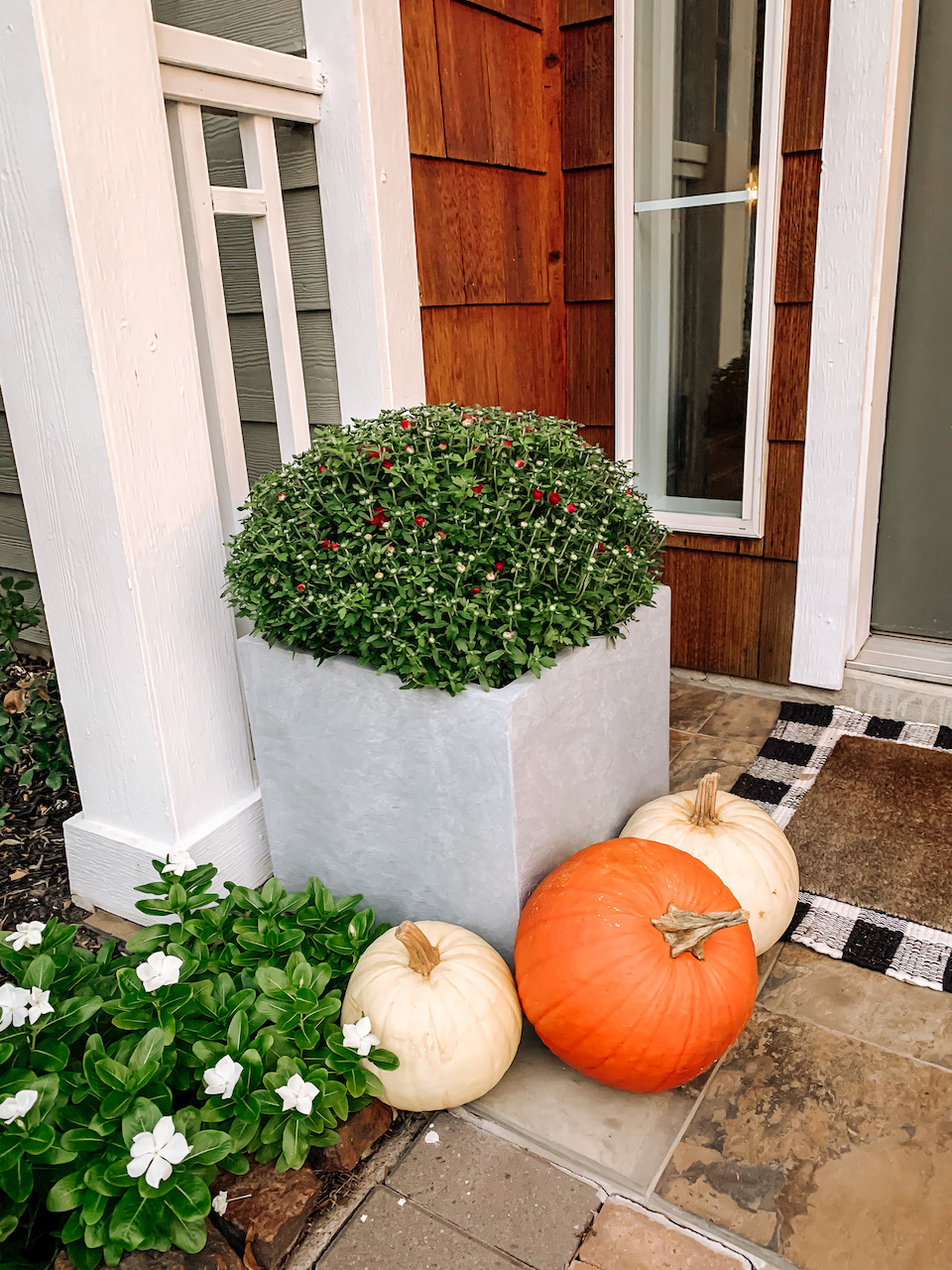 fall front door decor mums