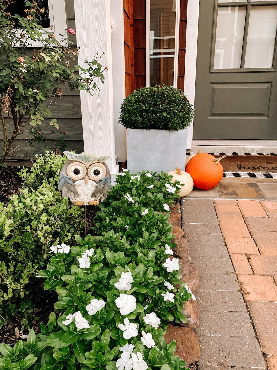 fall front door decor mums